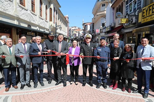 BAŞKAN YALÇINKAYA RESİM SERGİSİ AÇILIŞINA KATILDI