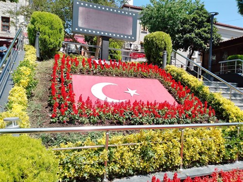 YEŞİL ALANLARA RENKLİ DOKUNUŞ